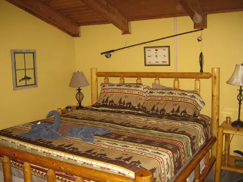 Honeysuckle Cabin on Acre!~Easy Drive!-5 mins. to Parkway~Pool Table & Hot Tub! - シャレー