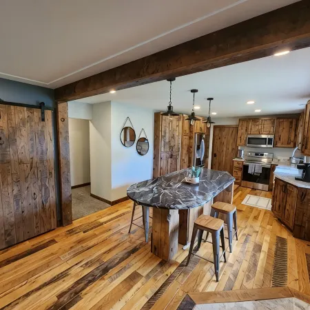 Gorgeous 5 bed Remodel near Downtown Hudson for Groups!