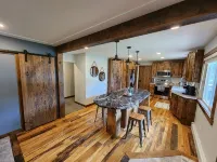 Gorgeous 5 bed Remodel near Downtown Hudson for Groups! - Wifi