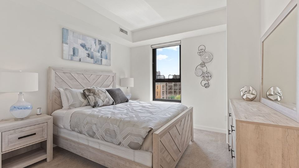 "Melody of Evanston" 3BD, 2BA UrbanLux Condo