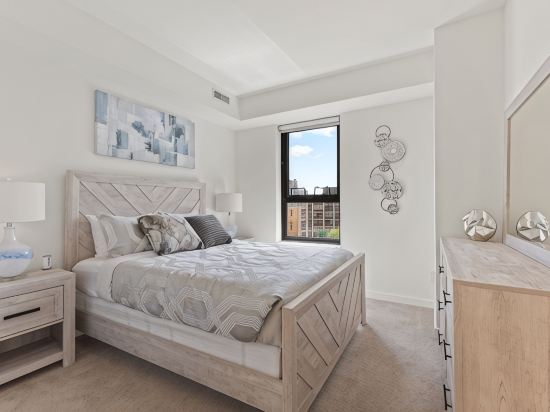 "Melody of Evanston" 3BD, 2BA UrbanLux Condo