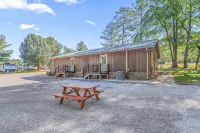 Relaxing, family friendly lodge by the lake. - 4-Star