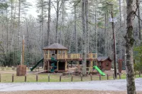 BEAR'S DEN  - Spacious mountain home on river game room & fire pit in Burlingame - 자쿠지