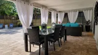 Designer 3 Br Home Heated Pool 3 mi. from the Beach & Downtown Private Backyard - Bintang 4