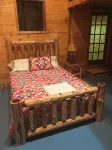 幽靜森林溪畔露台溫馨木屋，配備完整廚房，900平方英尺 - 木屋