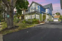 Luxury 3BR, 2 Full + 2 Half Baths / Walk to Elmwood / Garage / EV Charger / AC - 4つ星