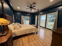 WATERFRONT exclusive 4-bedroom house, pool/hot tub on 15 acres, fenced & gated! - 民宿