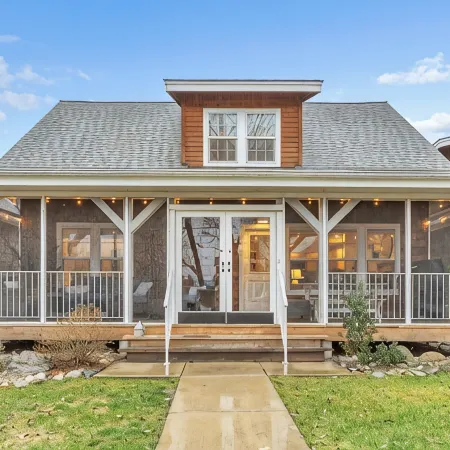 Dover Dreamin’ – Lake Life starts here! 3BD, 3BA Retreat, Steps from the Water