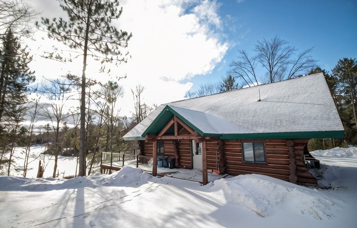 Snowmobilers & Skiers Full Scandinavian Log Home On Private Lake