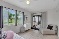 Tropical Oasis with Heated Salt Water Pool & Bar! - Villas