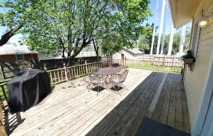 Downtown Retreat with large privacy fenced yard. Pet Friendly!