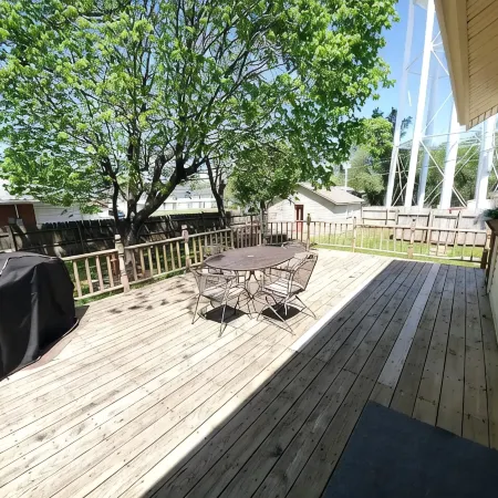 Downtown Retreat with large privacy fenced yard. Pet Friendly!