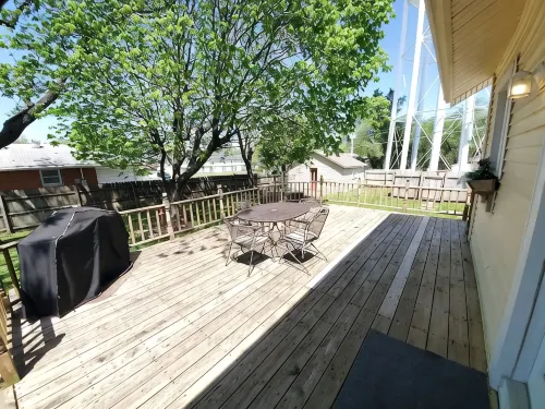 Downtown Retreat with large privacy fenced yard. Pet Friendly! - Wi-Fi