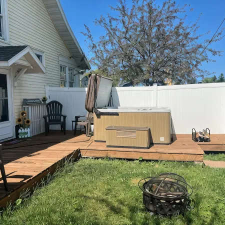 The Sunflower Home- Game Room & Hot Tub! Pet Friendly: Dogs & Cats Are Welcome!