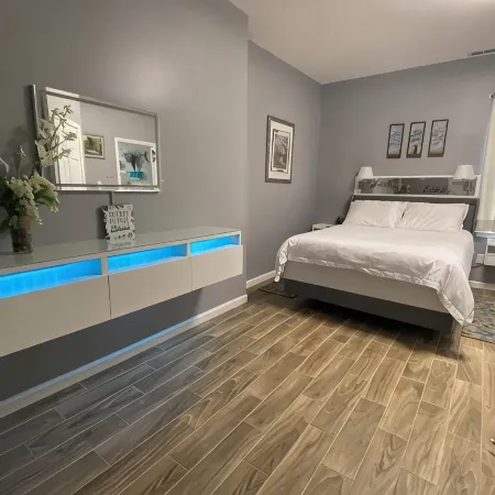 Modern rustic minutes from arena and speedway