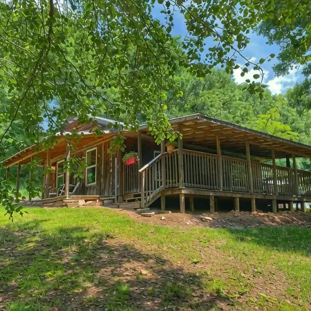 Cozy Cabin with an amazing deck and beautiful views of Lake Fort Smith!