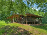 Cozy Cabin with an amazing deck and beautiful views of Lake Fort Smith! - Hytter