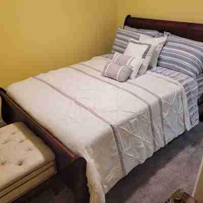 Clean, spacious, and Cozy Basement Apartment for a memorable HomeAway experience Rooms