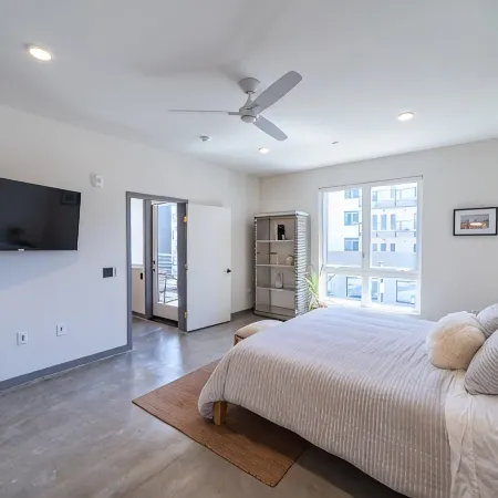 Beautiful Modern 2-Bed in DT Vista!