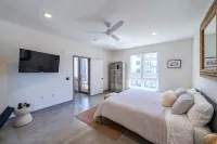Beautiful Modern 2-Bed in DT Vista! - 3 estrellas