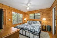 Secluded Cabin, Creek, Dogs ok, Theater&Escape Room, Hottub, Fireplace Fire Pit. - 샬레 호텔