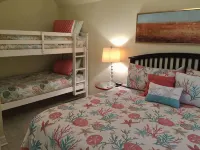 Waterfront, Romantic, Views, Pool/Hot tub, Kitchen, 2 TVs, Fishing Pier, WIFI - balcony
