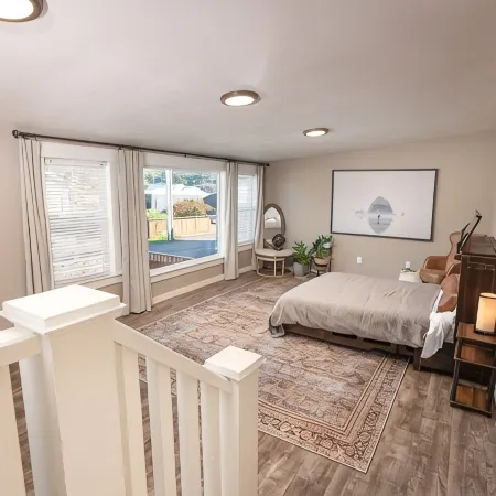 The Vintage Hideaway! Bright apartment, private yard and Starlink internet!
