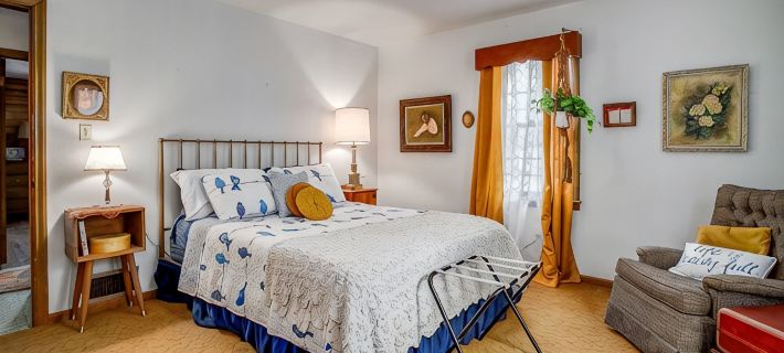 Huge 1960s Style Family and Pet Friendly Home Hotels in Independence