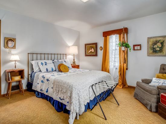 Huge 1960s Style Family and Pet Friendly Home