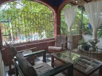 Hotel & Hostal Mayflower - Bãi đậu xe