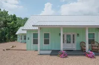 Two Bedroom Farmhouse Cottage No. 2 - Wifi