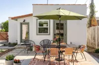 Dog Friendly Midtown Spanish Bungalow + EV charger - 3 ดาว