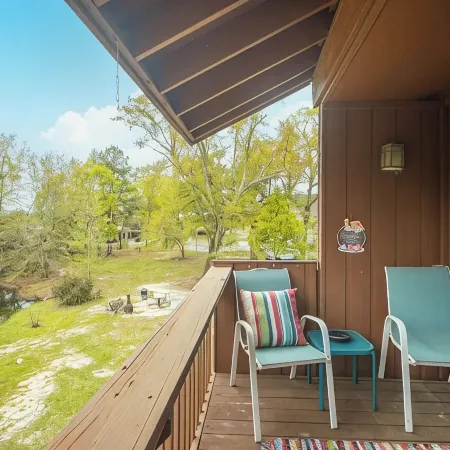 Cozy upstairs Studio Condo at Diamondhead overlooking the Lake & Country Club