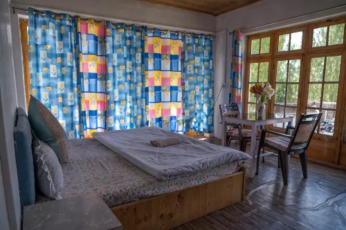 Tsetan Guest House - parking
