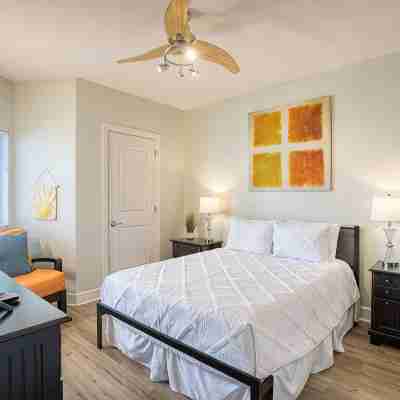 Biloxi Beach Sunrise Spectacular!  Steps from the beach and sand! Rooms