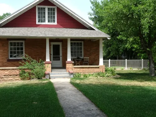 Stay in this beautiful 1905 Craftsman Bungalow. - con encanto