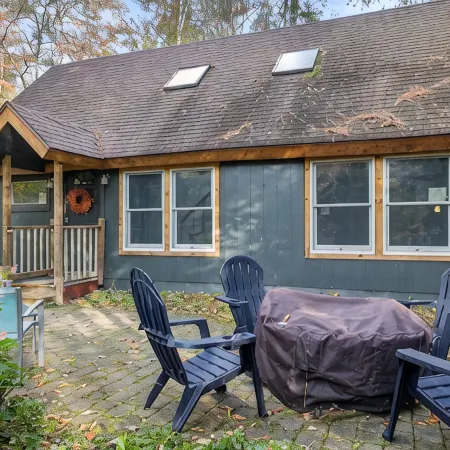 Pet Friendly Stowe Retreat • 7 Mins to Mountain & Village • Firepit • Sleeps 8