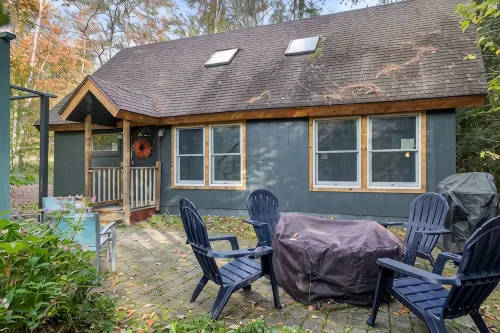 Pet Friendly Stowe Retreat • 7 Mins to Mountain & Village • Firepit • Sleeps 8 - Feriehus