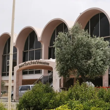 Seven Arches Hotel