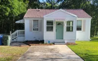 Charming 2-Bedroom, 1-Bath bungalow - บังกะโล