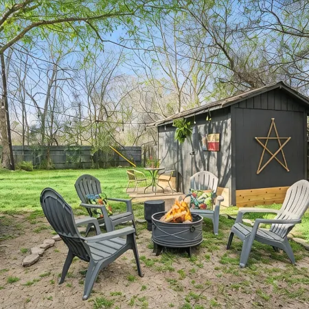 Cozy bungalow in charming Old Town Tomball