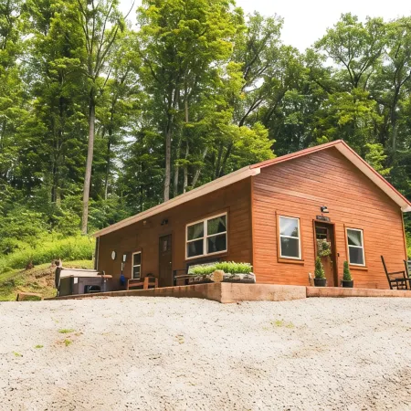 Bear's Den Retreat • Hot Tub • Soak Tub • Dog Friendly • Hocking Hills Cabin