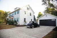 Downtown Yellow Springs- Walkable. Hot Tub. Fire Pit + Pets Welcome - 4-Star