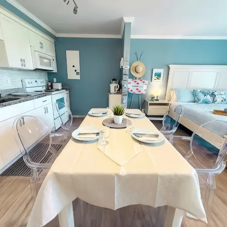 NEW Stunning Ground Floor Beachfront Studio in Coral Beach, Grand Bahamas