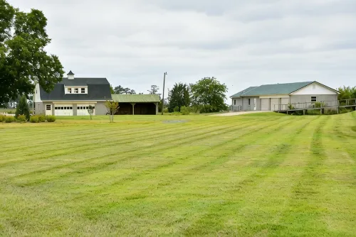 Charming Waterfront Cottage with Boat Ramp and boat docking - Pet Friendly - Country Houses