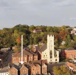 Bluff Row. Historic Row Home in Cathedral Square. Downtown Dubuque. - 홈스테이