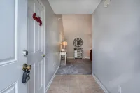 Winter Discounts/We Love Pets! 6ft Fenced in Backyard and Pet Amenities. - Boutique