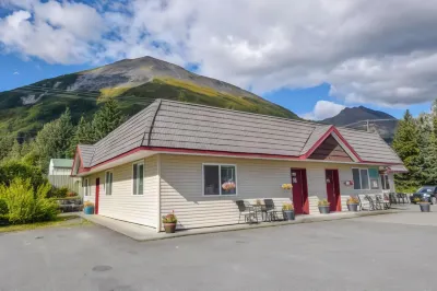 Trailhead Lodging Hotels near Two Lakes Park