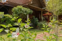 Coral Hotel Bangsaphan Các khách sạn gần Wat Thung Maphrao School