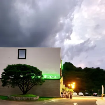 Gwangyang Plum Blossom Pool Villa & Pension Отели в г. Кванъян